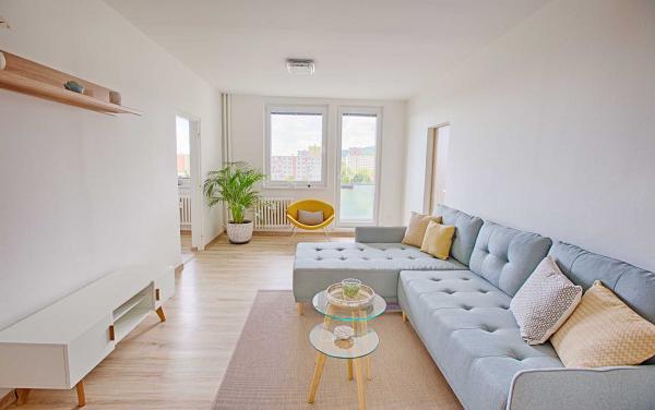 Zrekonštruovaný a štýlovo zariadený slnečný 3 izb. byt s veľkou lodžiou v tichom prostredí v BA – Rača